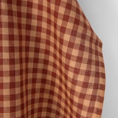 Linstoff med brune og røde ruter for sying klær, hjemmetekstiler
