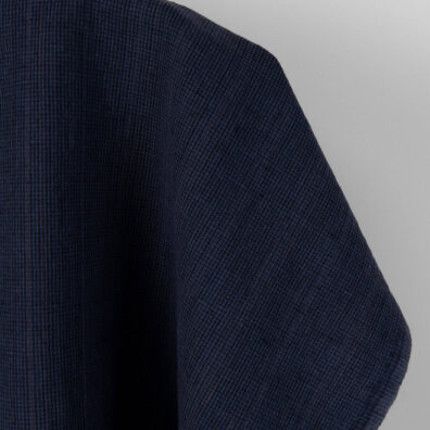 Halvlin stoff med mørkeblå striper vasket for sying klær, hjemmetekstiler