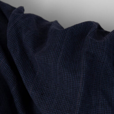 Halvlin stoff med mørkeblå striper vasket som er mykt, skånsomt