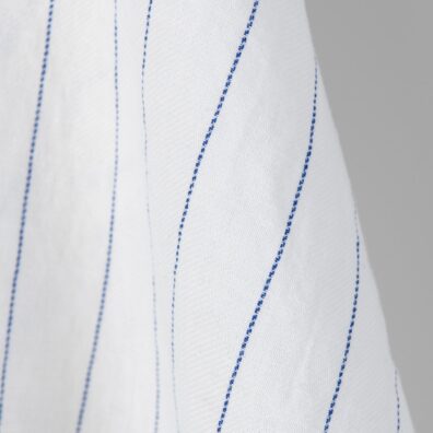 Halvlin stoff hvitt med blå striper vasket som er mykt, skånsomt