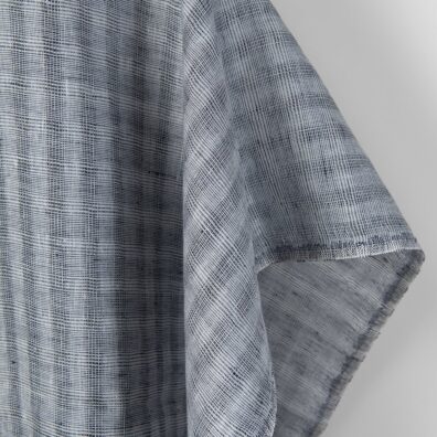 Grå linstoff med gjennomsiktige ruter passer best til å sy gardiner, skjerf, sjal