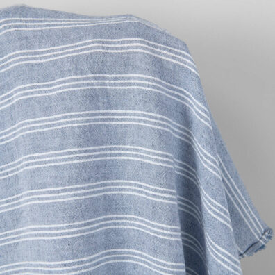 Bredt blått lin-bomullstoff med hvitte striper vasket