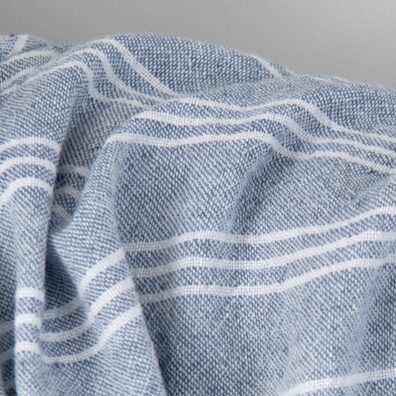 Bredt blått halvlin stoff med hvitte striper vasket, mykt, skånsomt