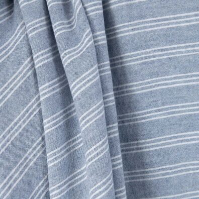 Bredt denimblått halvlin stoff med knallhvitte striper vasket