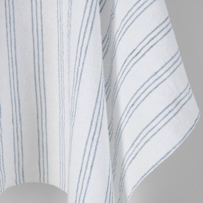 Hvitt halvlin stoff med blå striper vasket 285cm bredt