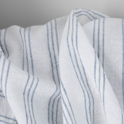 Bredt hvitt lin-bomullstoff med blå striper vasket