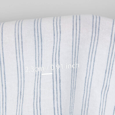 Bredt hvitt halvlin stoff med blå striper vasket, mykt, skånsomt