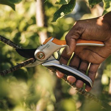 Fiskars Plus P531 besk&aelig;ringssaks Aflede Sort, Orange