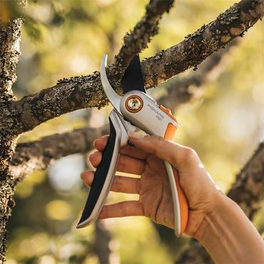 Fiskars Plus P531 besk&aelig;ringssaks Aflede Sort, Orange