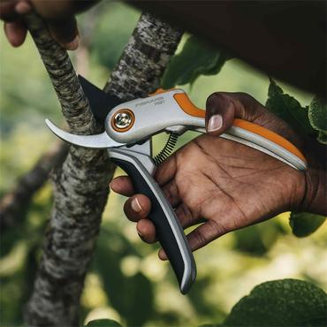 Fiskars Plus P531 besk&aelig;ringssaks Aflede Sort, Orange
