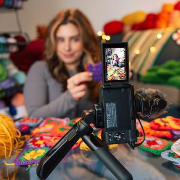 Canon PowerShot V1 Premium Vlogger Kit 1/4" Kompakt kamera 22,3 MP CMOS 5760 x 3840 pixel Sort