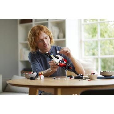 LEGO ICONS McLaren MP4/4 og Ayrton Senna