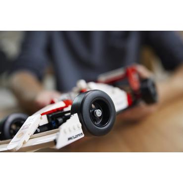 LEGO ICONS McLaren MP4/4 og Ayrton Senna
