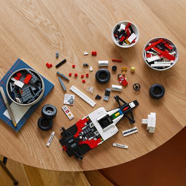 LEGO ICONS McLaren MP4/4 og Ayrton Senna