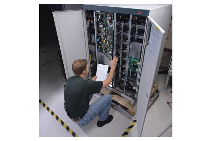 APC On-Site Service 8 Hour 7X24 Response Upgrade to Factory Warranty or Existing Service Contract - ut&ouml;kat serviceavtal - 1 &aring;r - p&aring; platsen