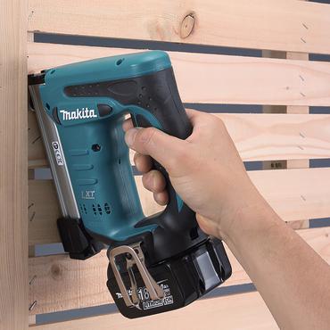 Makita DST221 - h&aelig;fteklammepistol - ledningfri - intet batteri