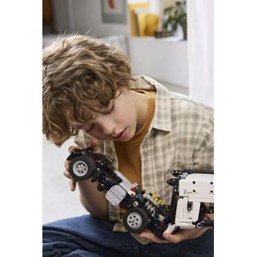 LEGO Technic Volvo FMX-lastbil og EC230 elektrisk gravemaskine