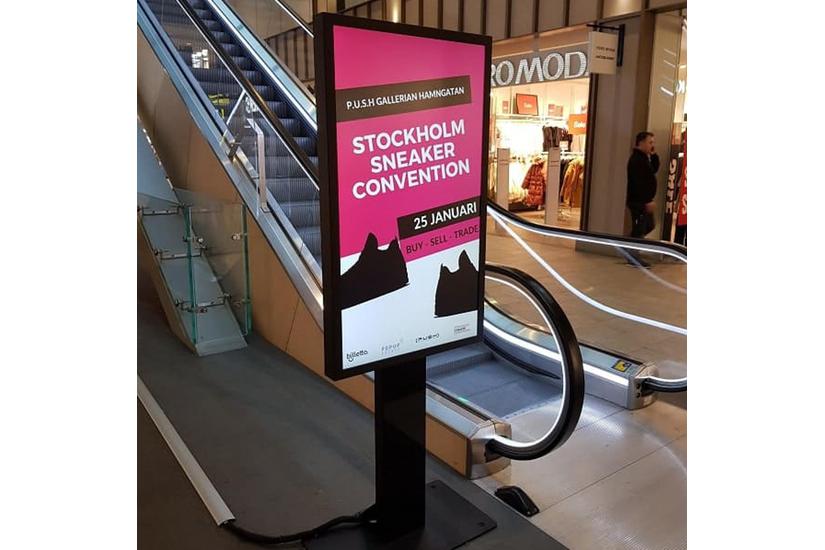 HI-ND Floorstand Glass st&auml;ll - justerbar - f&ouml;r digital skyltning med LED-panel - med h&ouml;lje - svart