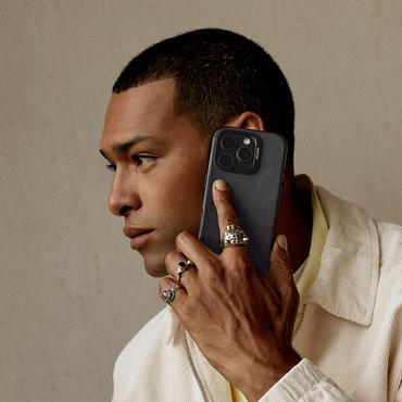 Decoded Leather Backcover - sk&oacute;rzana obudowa ochronna do iPhone 16 Pro kompatybilna z MagSafe (black)