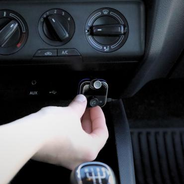 SAVIO TR-12 - Bluetooth h&aring;ndfri bils&aelig;t/FM-sender/oplader for mobiltelefon