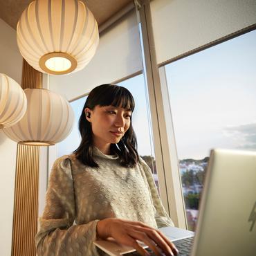 Poly Voyager Free 20 - &aelig;gte tr&aring;dl&oslash;se &oslash;retelefoner med mik.