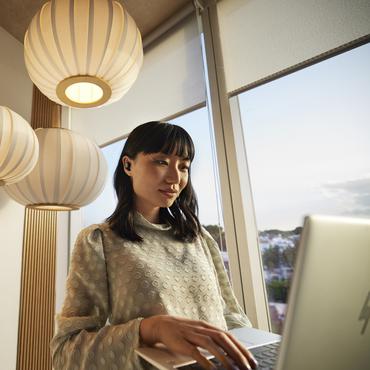 Poly Voyager Free 20 - &aelig;gte tr&aring;dl&oslash;se &oslash;retelefoner med mik.