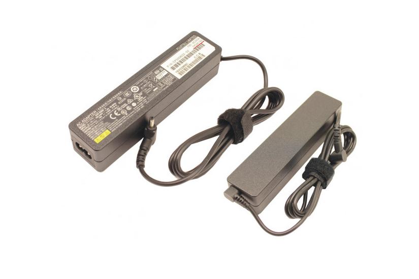 Fujitsu FUJ:FPCAC162 strømadapter og vekselret Sort