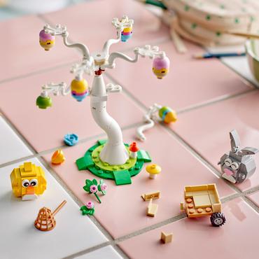 LEGO Iconic P&aring;skehare og kylling p&aring; &aelig;ggejagt