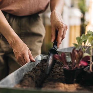 Fiskars 1057641 skovl & spartel Haveplanteske Sort, Brun