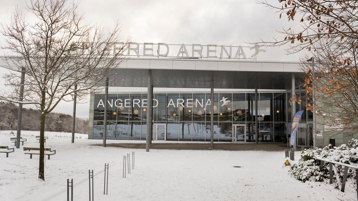 Angered Arenas fasad en snöig dag.