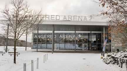 Angered Arenas fasad en snöig dag.