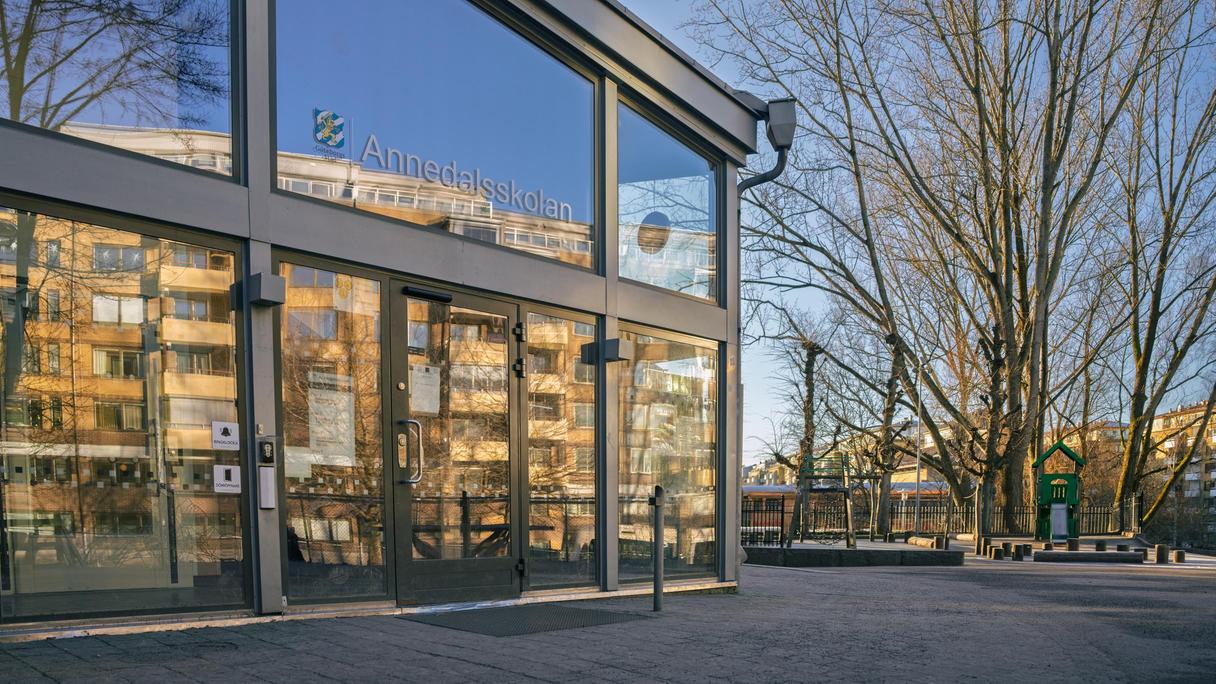 Entrén till Annedalsskolan med några träd i bakgrunden.