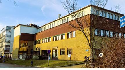 Askims bibliotek ligger på bottenvåningen i det gula tegelhuset.