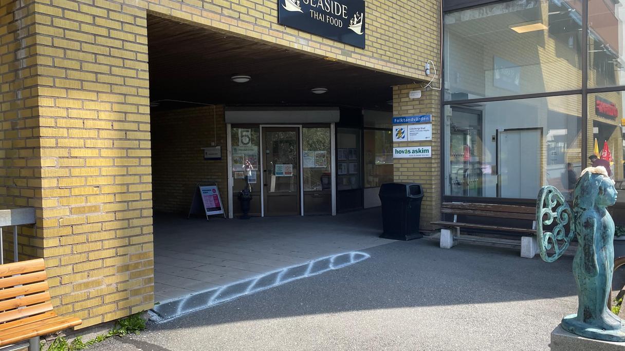 Mötesplatsen ligger i ett gult tegelhus. 