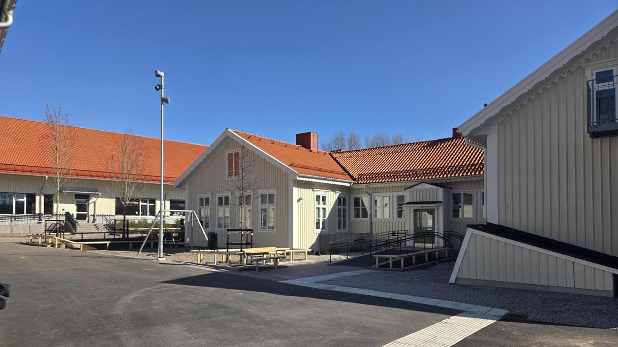 Askimsskolans entré med skolgården i fokus.