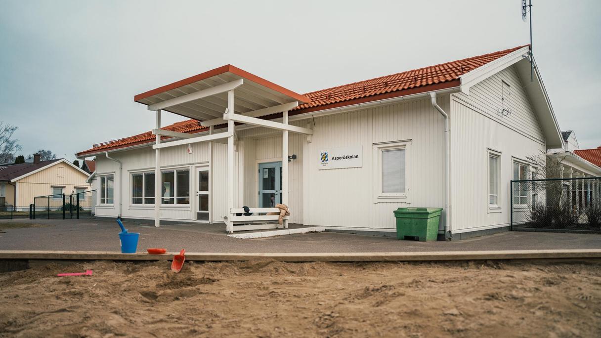En sandlåda framför Asperöskolans skolgård.