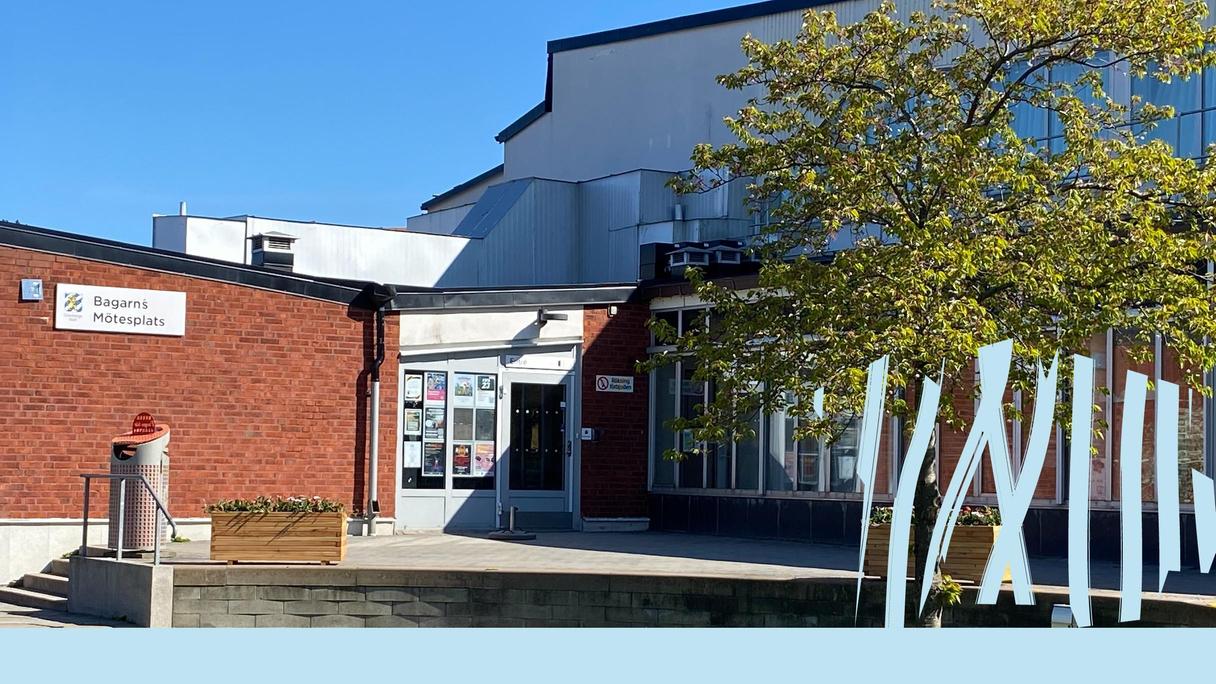 Framsidan och entré på Bagarns mötesplats, med grönt gräs och gröna träd. 