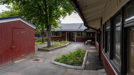 Bilden föreställer en röd byggnad och ett rött förråd.