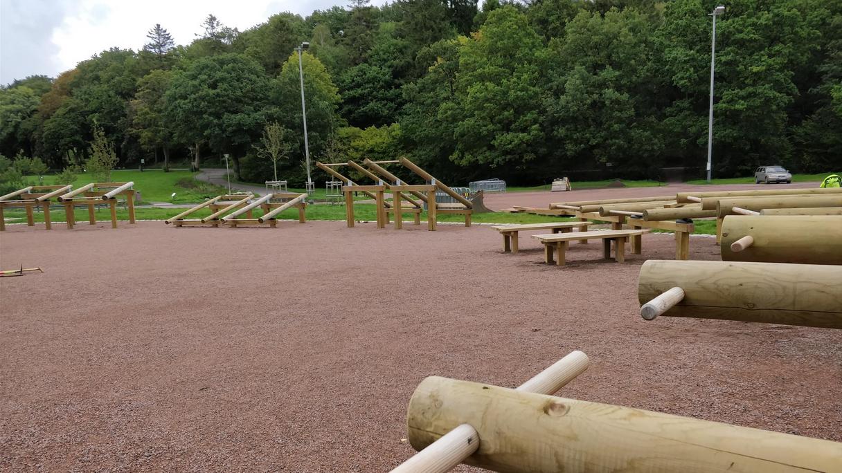 Utomhusgym i trä med grusunderlag