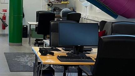 En del av datorspelsklubbens lokal med gamingdatorer.