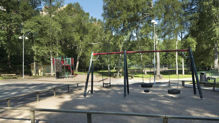 Sandlådor med en gungställning och en klätterställning.