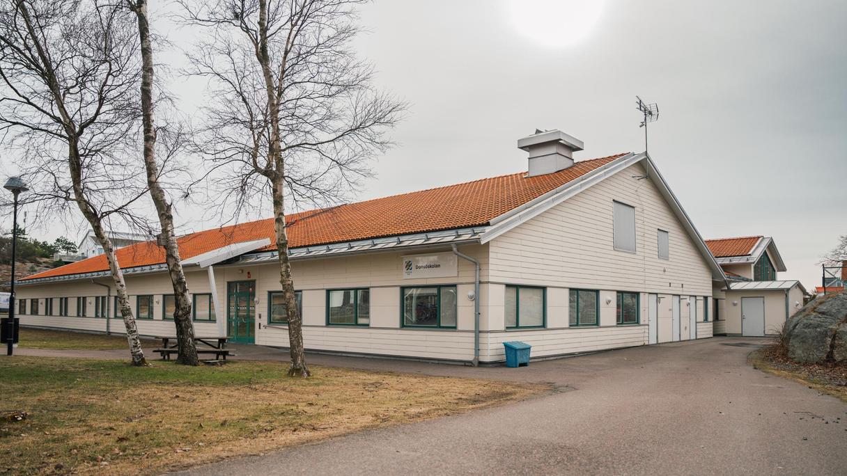 En av Donsöskolans byggnader med skolans skylt i fokus.