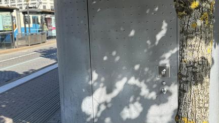 Dricksvattenfontän på offentlig toalettbyggnad. 