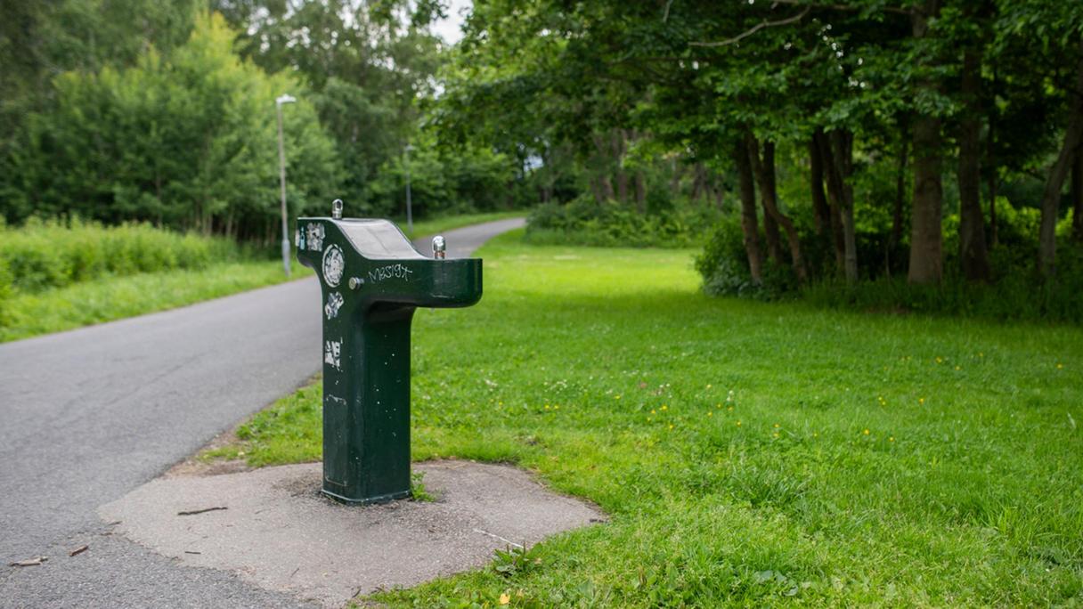 Fristående dricksvattenfontän.