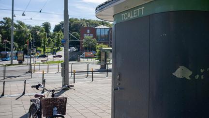 Dricksvattenfontän på kortsidan på toalettbyggnaden.