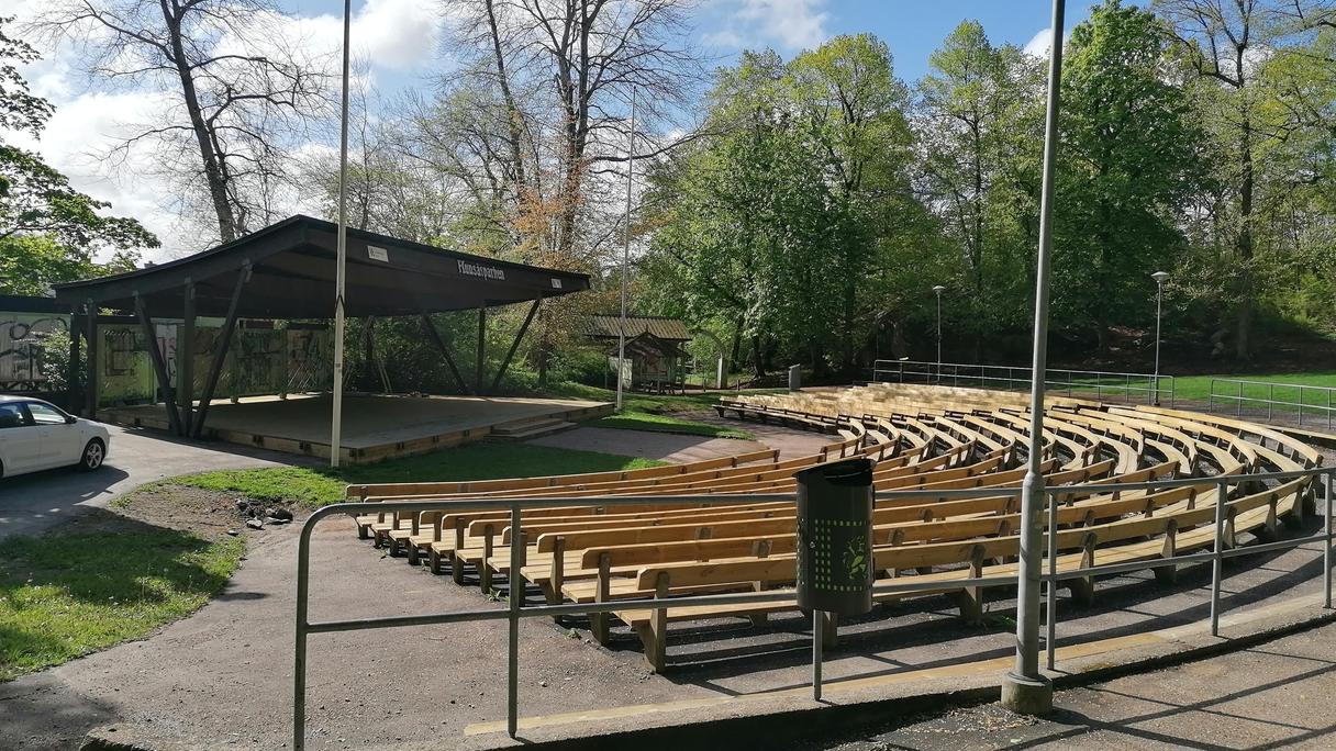 Park med sittbänkar omgiven av natur