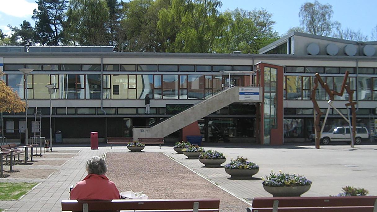 Huset och trappan som leder upp till entrén till Fritidsgården.