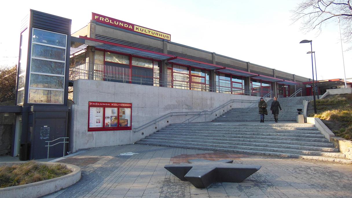 Byggnad i grått och rött med texten "Frölunda Kulturhus".