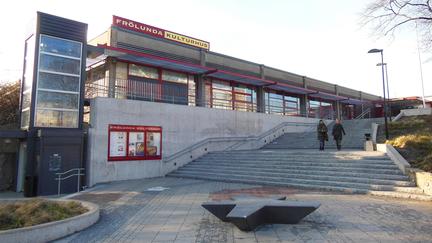 Byggnad i grått och rött med texten "Frölunda Kulturhus".