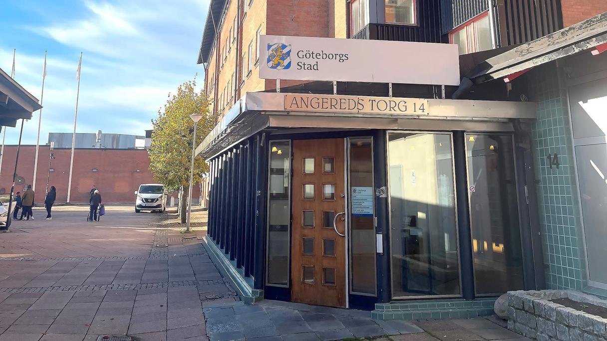 Glasentré i röd tegelbyggnad med Skylt Göteborgs Stad.